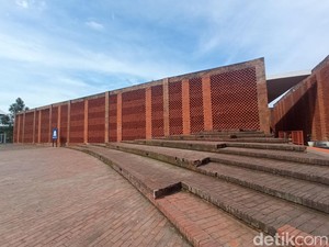 Bukan Batu Bata Biasa, Ini Masjid As Safar di Rest Area Brebes