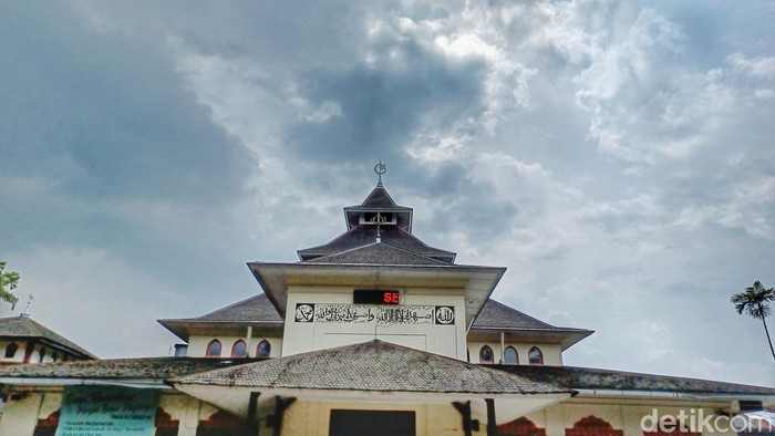 Masjid Besar Majalaya Bandung Masjid Besar Majalaya merupakan salah satu masjid yang bersejarah di Majalaya, Kabupaten Bandung. Bagi masyarakat yang belum mengetahuinya, ternyata masjid tersebut telah dibangun sejak tahun 1939 silam.