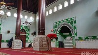 Di Masjid Besar Majalaya terdapat empat tiang yang menjulang dengan tinggi 19 meter. Keempat tiang tersebut berbahan kayu jati.