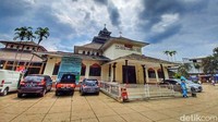 Masjid Besar Majalaya memiliki ukuran sekitar 30 meter x 22 meter. Masjid itu berdiri di atas tanah seluas sekitar 1000 meter persegi.