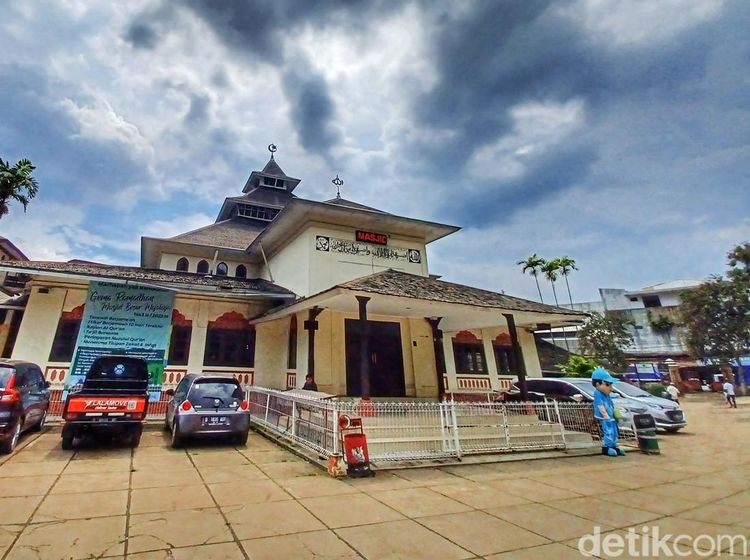 Melihat dari Dekat Masjid Besar Majalaya Bandung