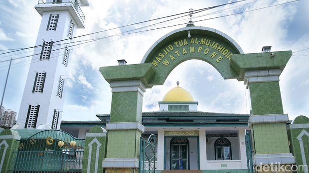 Masjid Tua Al-Mujahiddin sudah berusia 383 tahun. Masjid ini dibangun pada masa pemerintahan Raja Bone ke-13 La Maddaremmeng.