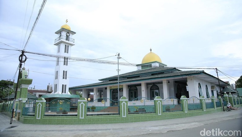 Masjid Tua Al-Mujahiddin sudah berusia 383 tahun. Masjid ini dibangun pada masa pemerintahan Raja Bone ke-13 La Maddaremmeng.
