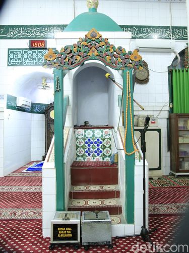 Masjid Tua Al-Mujahiddin sudah berusia 383 tahun. Masjid ini dibangun pada masa pemerintahan Raja Bone ke-13 La Maddaremmeng.