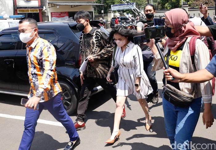 Mawar AFI Mawar AFI saat tiba di Polres Metro Depok