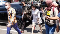 Ia tampak mengenakan dress putih bermotif garis-garis kala menjalani pemeriksaan. Pool/Noel/detikFoto.