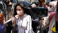 Tak banyak kata yang diucapkan oleh Mawar AFI jelang proses pemeriksaan atas gugatan pencemaran nama baik itu. Pool/Noel/detikFoto.