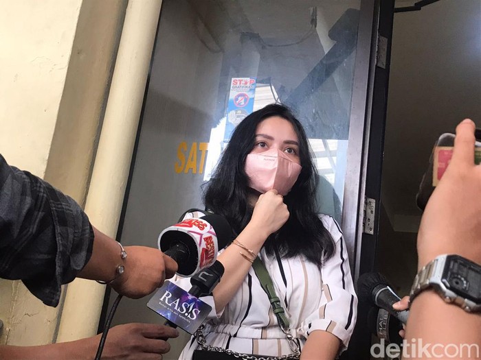 Mawar AFI diperiksa sebagai saksi terkait laporan pengacara mantan suami, Steno Ricardo. Mawar menyebut tak ada niat mencemarkan nama baik pelapor. (Dwi Rahmawati/detikcom)