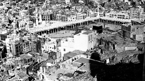Pemandangan Kabah yang berada di kawasan Mekkah, Arab Saudi, saat dipotret pada tahun 1951. Mekkah juga merupakan salah satu kota suci umat Islam selain Madinah. (AP Photo).  