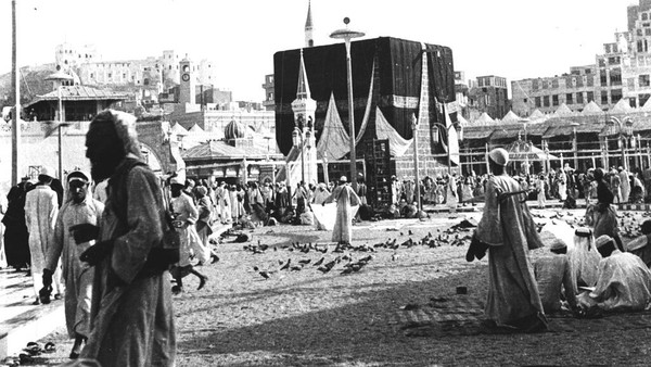 Sejumlah umat muslim mengunjungi Kabah saat menunaikan ibadah haji di kawasan Mekkah, Arab Saudi, tahun 1954. (AP Photo).