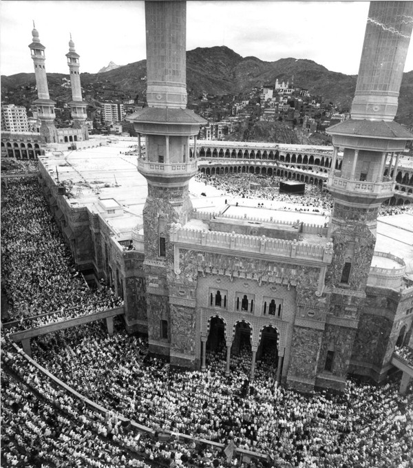 Penampakan kawasan Mekkah saat sejumlah umat Muslim dari berbagai negara di dunia berdatangan untuk melaksanakan ibadah haji ke Masjidil Haram di Arab Saudi tahun 1975. (AP Photo).