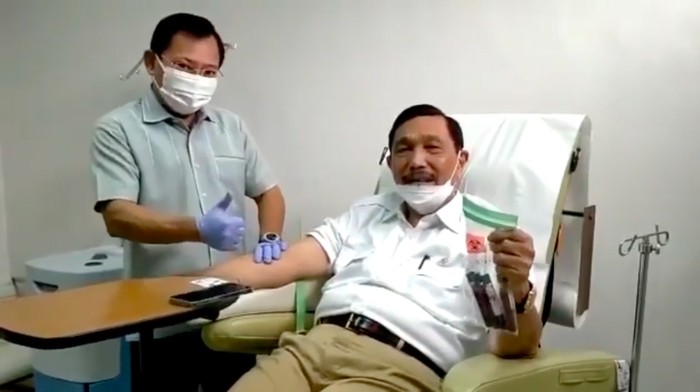 Menko Marves Luhut Binsar Pandjaitan kembali menjadi pasien Terawan Agus Putranto. Luhut diambil darahnya untuk mendapatkan vaksin COVID-19 Nusantara. (Screenshot video viral)