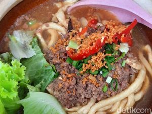 Paduan Mi Kriuk dan Kuah Gurih yang Hangat di Cici Claypot