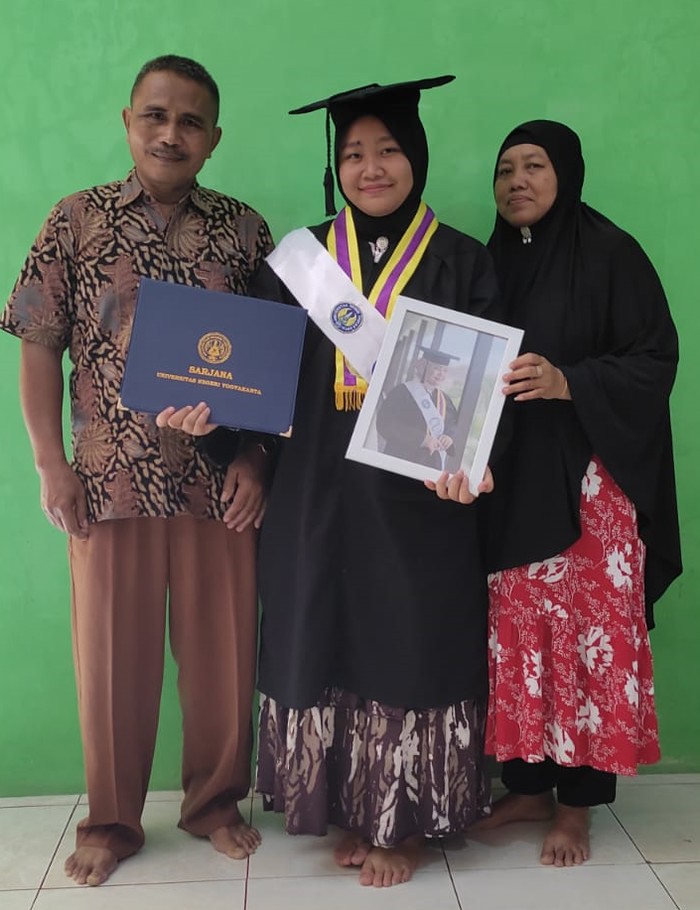 Mita Saputri, mahasiswi UNY yang berjuang menyelesaikan S1 dan melanjutkan S2 sambil bekerja, Selasa (5/4/2022).