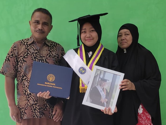 Mita Saputri, mahasiswi UNY yang berjuang menyelesaikan S1 dan melanjutkan S2 sambil bekerja, Selasa (5/4/2022).