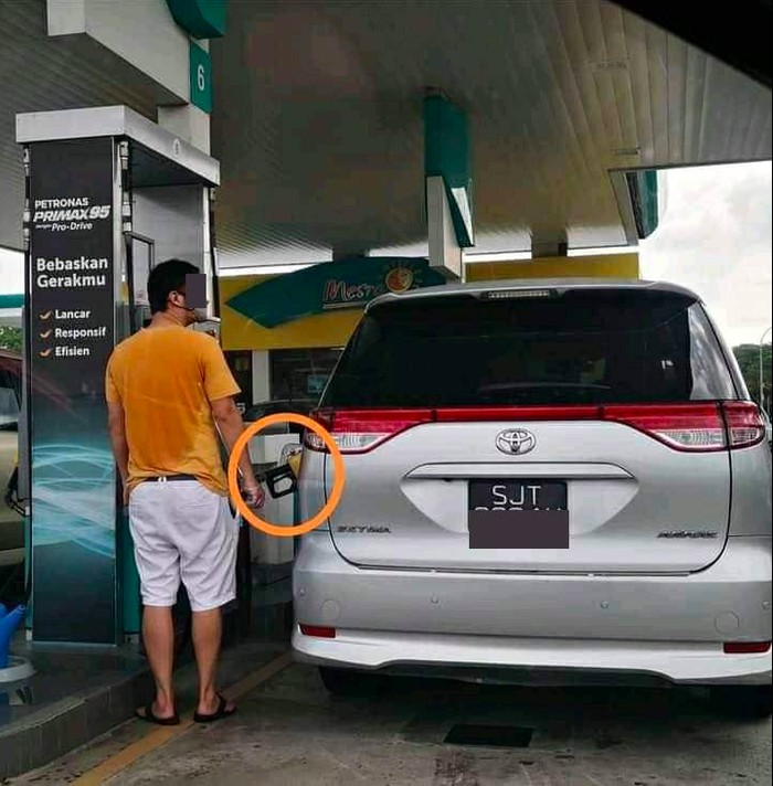 Mobil berpelat Singapura isi BBM RON 95 di Malaysia