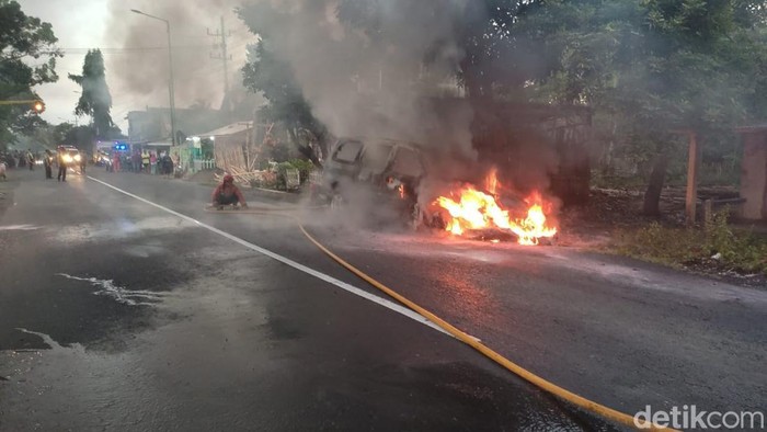 Mobil terbakar di Jember
