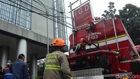 Ema menyebutkan, dari info petugas Diskar PB tidak ada api yang keluar. Hanya asap pekat yang mengepul pekat.