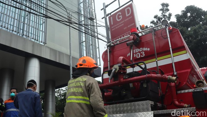 Momen Evakuasi Pasien RSUD Kiwari Bandung Momen Evakuasi Pasien RSUD Kiwari Bandung