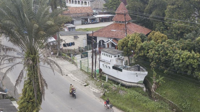 Foto udara Mushollah Baitul Hamdi, Cibarusah, Kabupaten Bekasi, Jawa Barat, Selasa (5/4/2022). Mushollah berarsitektur perahu di bagian depan bangunan tersebut dibangun pada 1996 sebagai smbol perjalanan Pangeran Senapati dalam menyebarkan ajaran Islam di wilayah tersebut. ANTARA FOTO/Fakhri Hermansyah/hp.