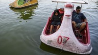 Selain perahu bebek, ada juga yang menaiki perahu naga. Perahu itu awalnya bisa diisi belasan orang, namun karena pandemi maka satu perahu naga hanya diisi beberapa saja. Untuk sewa perahu, traveler hanya perlu merogoh kocek sebesar Rp 20 ribu. 