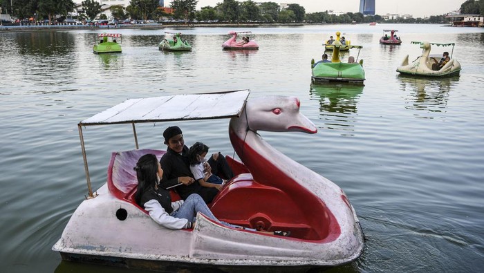 NGABUBURIT DI DANAU SUNTER JAKARTA Sejumlah pengunjung mengayuh wahana sepeda air di Danau Sunter, Jakarta, Senin (4/4/2022). Danau Sunter sebagai ruang terbuka biru (RTB) menjadi salah satu alternatif bagi warga untuk menunggu waktu berbuka puasa atau ngabuburit. ANTARA FOTO/M Risyal Hidayat/tom.