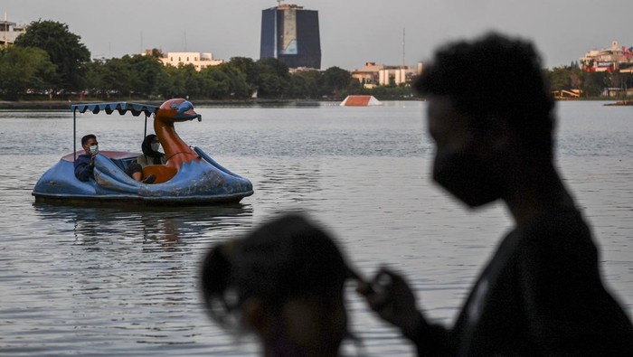 NGABUBURIT DI DANAU SUNTER JAKARTA Sejumlah pengunjung mengayuh wahana sepeda air di Danau Sunter, Jakarta, Senin (4/4/2022). Danau Sunter sebagai ruang terbuka biru (RTB) menjadi salah satu alternatif bagi warga untuk menunggu waktu berbuka puasa atau ngabuburit. ANTARA FOTO/M Risyal Hidayat/tom.