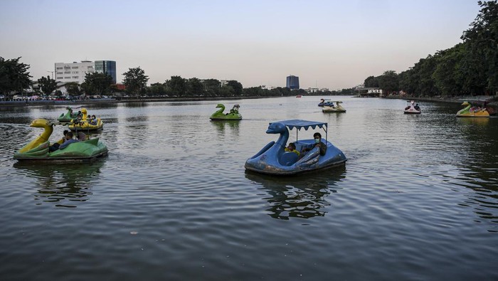 NGABUBURIT DI DANAU SUNTER JAKARTA Sejumlah pengunjung mengayuh wahana sepeda air di Danau Sunter, Jakarta, Senin (4/4/2022). Danau Sunter sebagai ruang terbuka biru (RTB) menjadi salah satu alternatif bagi warga untuk menunggu waktu berbuka puasa atau ngabuburit. ANTARA FOTO/M Risyal Hidayat/tom.