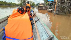 Ngabuburit Bermanfaat di Perpustakaan Apung Palangkaraya