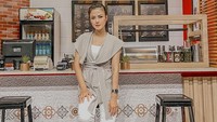 Mendapat tuduhan selingkuh dengan Raffi Ahmad, Nita tampak tak mau ambil pusing. Ia sama sekali tak memberikan komentar untuk klarifikasi.  Foto: Instagram @nitagunawan