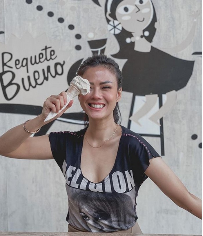 Nita Gunawan yang Doyan Banget Jajan Es Krim Nita Gunawan yang Doyan Banget Jajan Es Krim