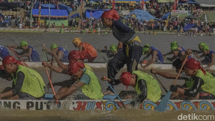 Pacu Jalur di Kuantan Singingi