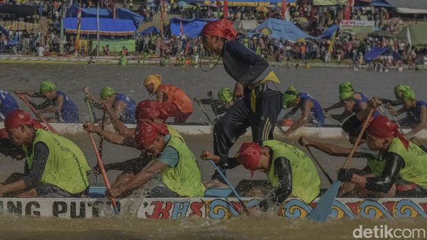 Pacu Jalur di Kuantan Singingi