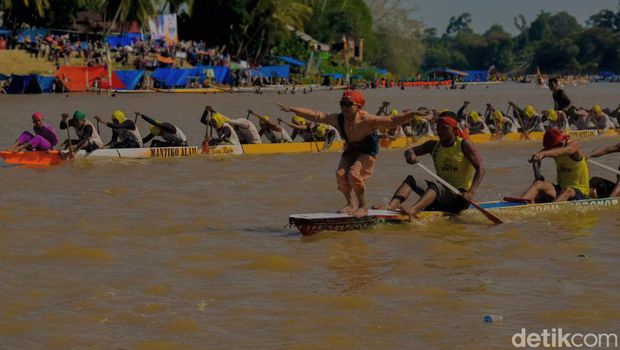 Pacu Jalur di Kuantan Singingi