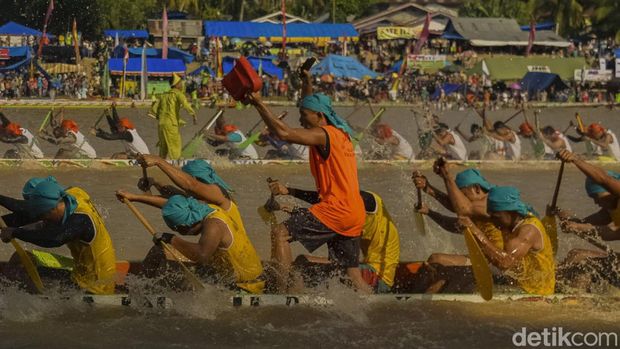 Pacu Jalur di Kuantan Singingi