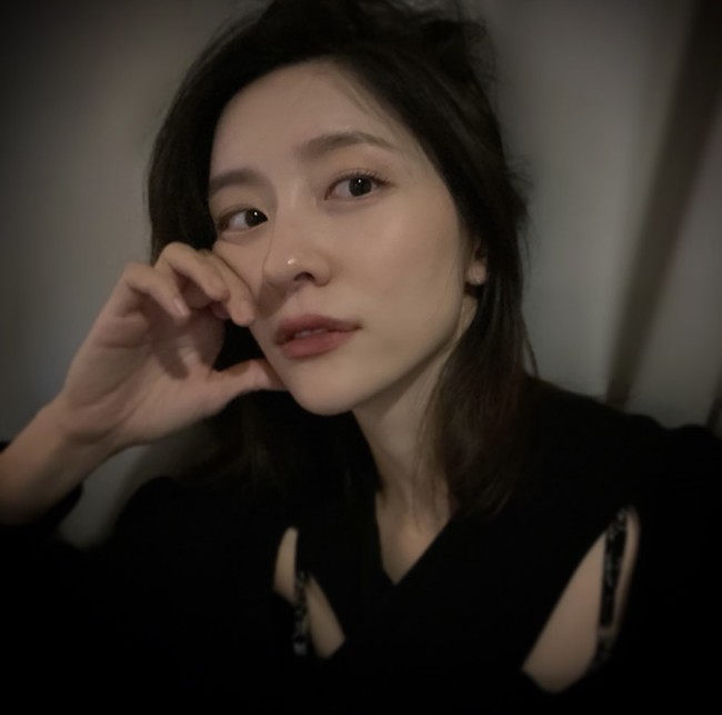 Park Ji Hyun sendiri merupakan aktris naungan Namoo Actors. Aktris 27 tahun itu memulai debut aktingnya pada 2017 lewat drama Korea Saimdang Memoir of Colors. Foto: dok. Instagram @voyavivirel