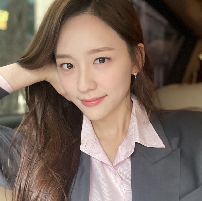 Nama Park Ji Hyun tengah menjadi perbincangan netizen dan penggemar. Dia digosipkan berpacaran dengan Ahn Hyo Seop menyusul unggahan YouTuber Sojang. Foto: dok. Instagram @voyavivirel