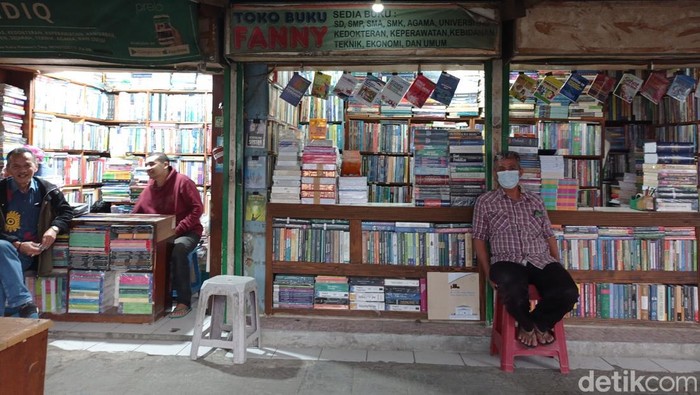 Pasar Buku Palasari Bandung.