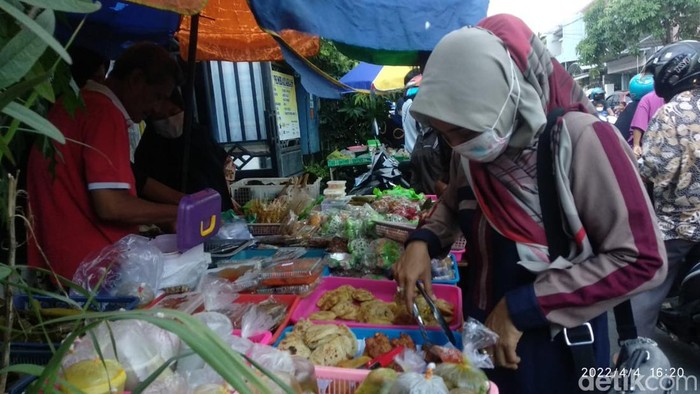Pasar kaget di Lamongan tempat berburu takjil dan menu berbuka puasa.