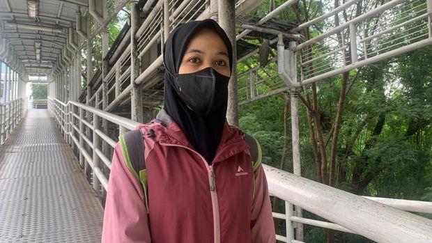 Pejalan kaki bernama Febrina (30) mengeluh JPO Dukuh Atas yang bolong, Selasa (5/4/2022).