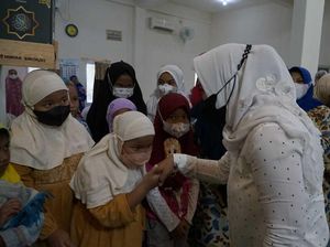 Safari Ramadan, Walkot Mojokerto Bagi Takjil-Beri Santunan di Masjid
