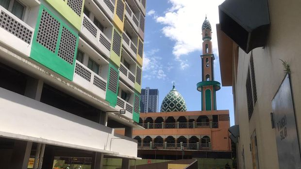 Penampakan masjid yang terlihat dari dalam kawasan apartemen