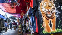 Warga melintasi lapak pedagang kaki lima (PKL) di kawasan Petak Sembilan, Glodok, Jakarta, Selasa (5/4/2022).