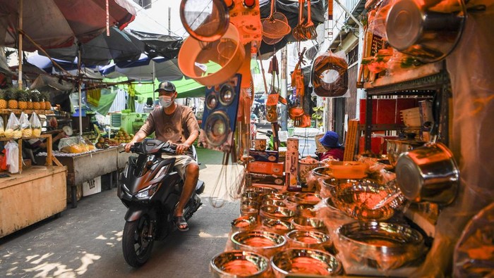 Penampakan PKL Petak Sembilan Jakarta yang Mau Direlokasi Warga berjalan melintasi lapak pedagang kaki lima (PKL) di kawasan Petak Sembilan, Glodok, Jakarta, Selasa (5/4/2022). Sebanyak 160 PKL di kawasan Petak Sembilan rencananya akan direlokasi ke Pasar Glodok agar jalan tersebut bisa dilalui kendaraan mobil dan motor, sejalan dengan penataan kawasan Kota dalam menyambut Stasiun MRT Taman Sari. ANTARA FOTO/Hafidz Mubarak A/rwa.