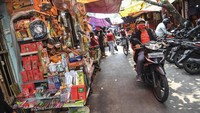 Tujuan dari relokasi tersebut agar jalan di kawasan itu bisa dilalui kendaraan mobil dan motor.