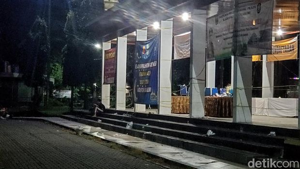 Penampakan sampah di Alun-alun Kabupaten Sukabumi