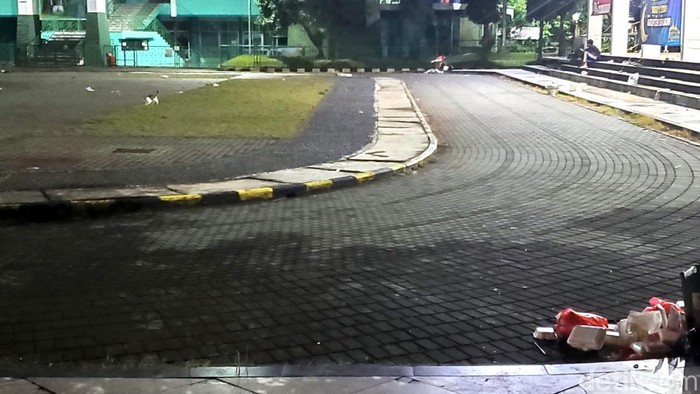 Penampakan sampah di Alun-alun Kabupaten Sukabumi