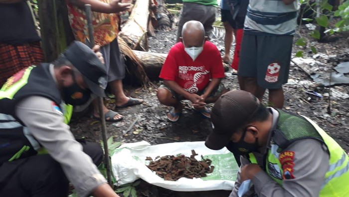 Anggota Polres Wonogiri mengevakuasi ratusan peluru yang ditemukan di rumah warga, Selasa (5/4/2022).