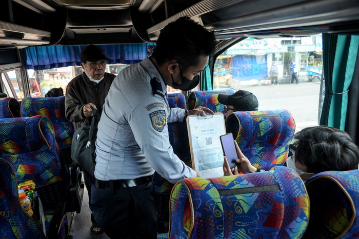Penumpang memindai barcode melalui aplikasi PeduliLindungi di Terminal Cicaheum, Bandung, Jawa Barat, Senin (28/3/2022). Kementerian Kesehatan tengah mempersiapkan sejumlah alternatif untuk melakukan verifikasi pada warga yang akan melakukan mudi lebaran 2022 salah satunya dengan memanfaatkan aplikasi PeduliLindungi di setiap titik keberangkatan. ANTARA FOTO/Raisan Al Farisi/YU