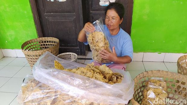 Perajin peyek Cethul di Magelang.